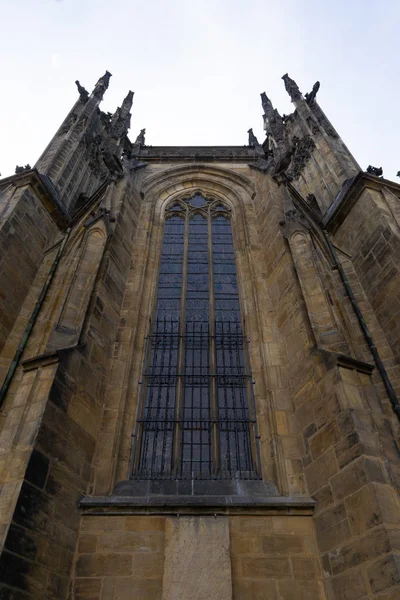De Spiers av den gotiska katedralen. Nerifrån och upp-vy — Stockfoto