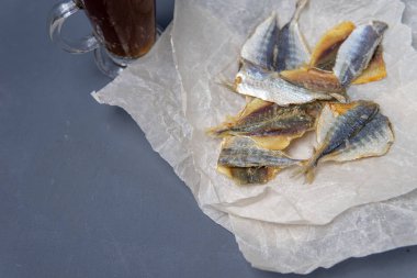 Tuzlu balık açılmakta olan kağıtyatıyor.