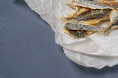Tuzlu balık açılmakta olan kağıtyatıyor.
