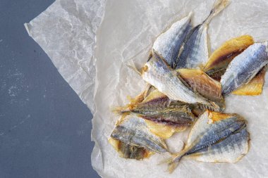 Tuzlu balık açılmakta olan kağıtyatıyor.