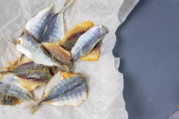 Tuzlu balık açılmakta olan kağıtyatıyor.