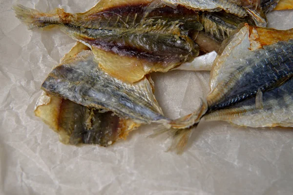 Αλατισμένα ψάρια βρίσκονται σε ξεδιπλωμένη χαρτί. — Φωτογραφία Αρχείου