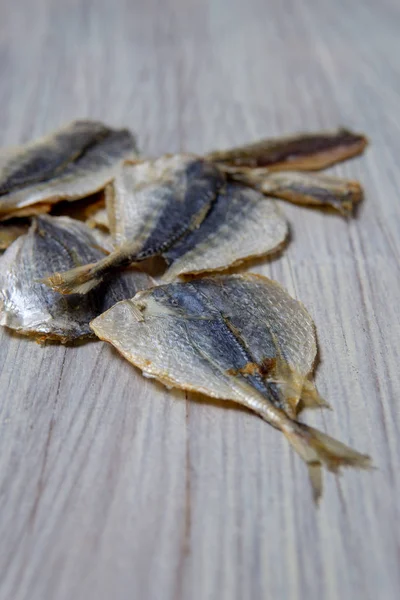 Tahta bir masanın üzerinde yatan tuzlu balık