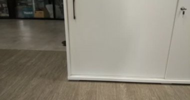 Ofiste hareket. Tablolar, geçit ve bacaklar
