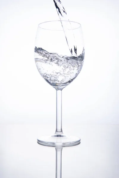 Das Glas ist mit klarem, transparentem Wasser gefüllt. — Stockfoto