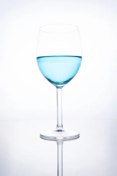 Cocktail bleu dans un verre sur fond blanc avec réflexion — Photo