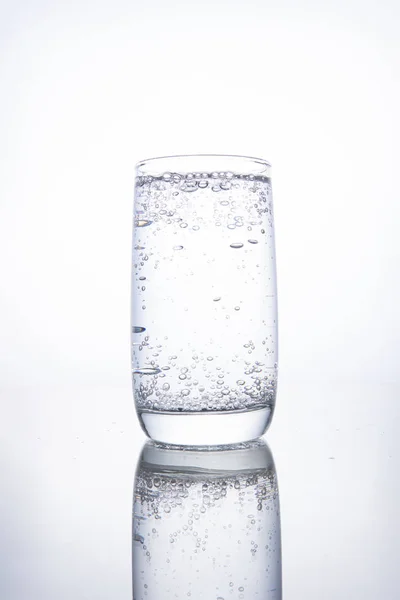 Copa de vidrio completo con agua mineral pura carbonatada —  Fotos de Stock