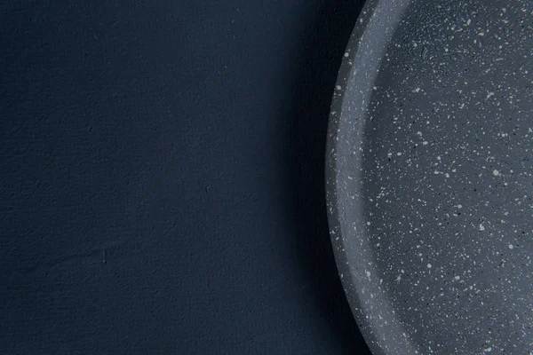 Beyaz lekeler ile gri taş çanak