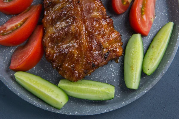 bal ile pişmiş domuz kaburga taze dilimlenmiş domates ile yalan 