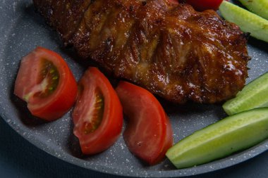 bal ile pişmiş domuz kaburga taze dilimlenmiş domates ile yalan 