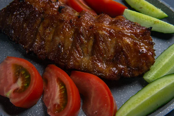 bal ile pişmiş domuz kaburga taze dilimlenmiş domates ile yalan 