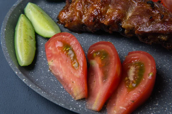 bal ile pişmiş domuz kaburga taze dilimlenmiş domates ile yalan 