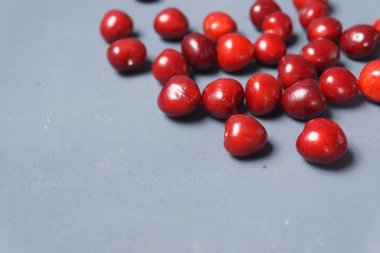 Kırmızı tatlı kiraz gri bir arka planda dağılmış