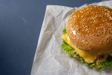 Köfte ile Burger, salata, domates ve peynir bir dilim, Oni