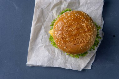 Köfte ile Burger, salata, domates ve peynir bir dilim, Oni