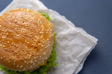 Köfte ile Burger, salata, domates ve peynir bir dilim, Oni