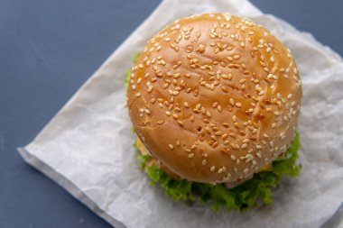 Köfte ile Burger, salata, domates ve peynir bir dilim, Oni