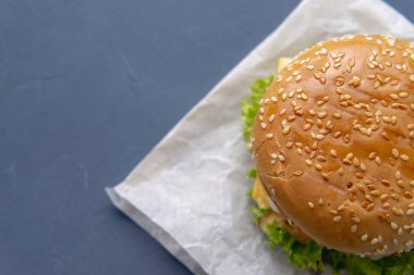 Köfte ile Burger, salata, domates ve peynir bir dilim, Oni