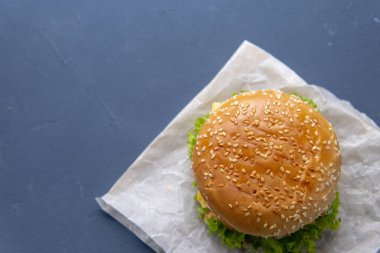 Köfte ile Burger, salata, domates ve peynir bir dilim, Oni