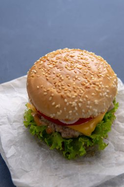 Köfte ile Burger, salata, domates ve peynir bir dilim, Oni