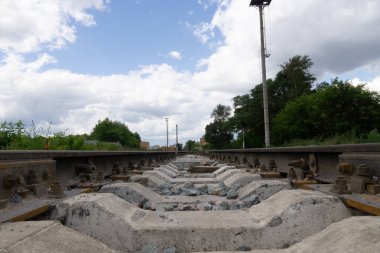 Mesafe rayları ve Sleepers içine lider. Mavi gökyüzü ile Whit