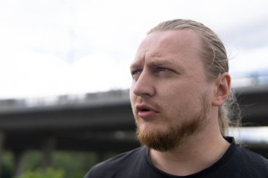 Küçük sakal ve uzun, güçlü bir orta yaşlı adamın portresi