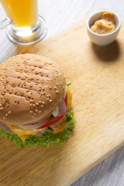 Köfte ile Burger, salata, domates ve peynir bir dilim, Oni