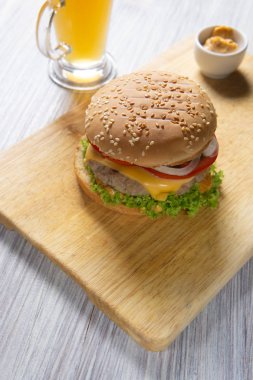 Köfte ile Burger, salata, domates ve peynir bir dilim, Oni