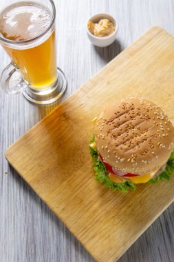 Köfte ile Burger, salata, domates ve peynir bir dilim, Oni