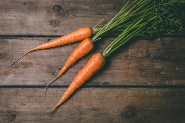 Ahşap rustik masada taze lezzetli havuç. Sağlıklı yiyecekler. Vege
