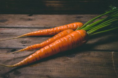 Ahşap rustik masada taze lezzetli havuç. Sağlıklı yiyecekler. Vege