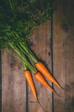 Ahşap rustik masada taze lezzetli havuç. Sağlıklı yiyecekler. Vege