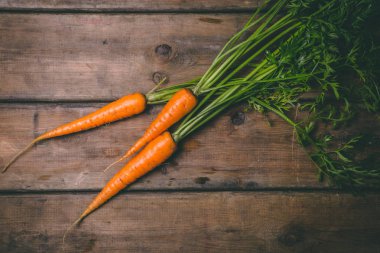 Ahşap rustik masada taze lezzetli havuç. Sağlıklı yiyecekler. Vege