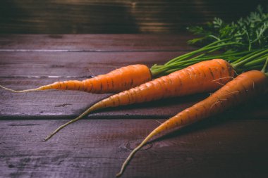 Ahşap rustik masada taze lezzetli havuç. Sağlıklı yiyecekler. Vege