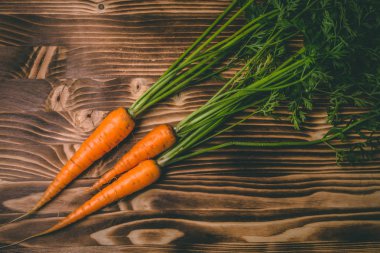 Ahşap rustik masada taze lezzetli havuç. Sağlıklı yiyecekler. Vege