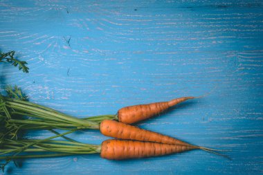 Ahşap rustik masada taze lezzetli havuç. Sağlıklı yiyecekler. Vege