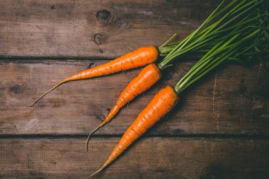 Ahşap rustik masada taze lezzetli havuç. Sağlıklı yiyecekler. Vege