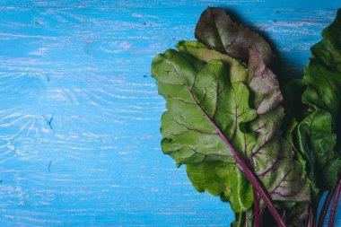 Eski mavi ahşap masada Beet tops. Boşluk Kopyala. Sağlıklı yiyecekler. Ra