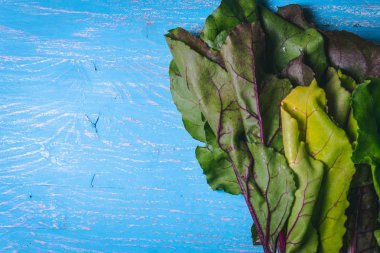 Eski mavi ahşap masada Beet tops. Boşluk Kopyala. Sağlıklı yiyecekler. Ra