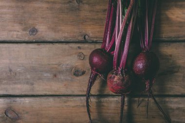 Ahşap rustik masada bir demet taze pancar. Boşluk Kopyala. HEA