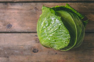Ahşap rustik masada taze lahana. Boşluk Kopyala. Sağlıklı gıda