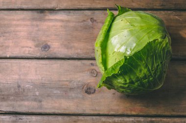 Ahşap rustik masada taze lahana. Boşluk Kopyala. Sağlıklı gıda