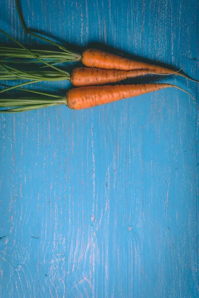 Świeże smaczne marchew na drewnianym stole rustykalnym. Zdrowa żywność. Vege — Zdjęcie stockowe