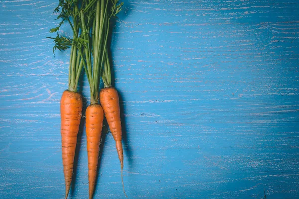 Ahşap rustik masada taze lezzetli havuç. Sağlıklı yiyecekler. Vege