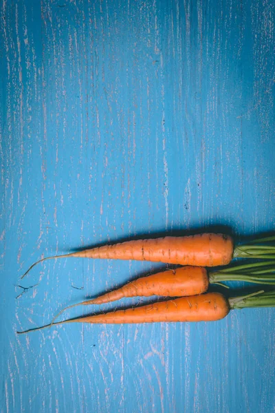 Ahşap rustik masada taze lezzetli havuç. Sağlıklı yiyecekler. Vege