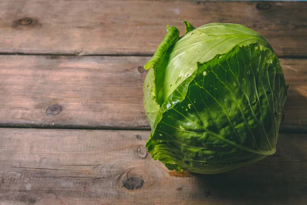Ahşap rustik masada taze lahana. Boşluk Kopyala. Sağlıklı gıda