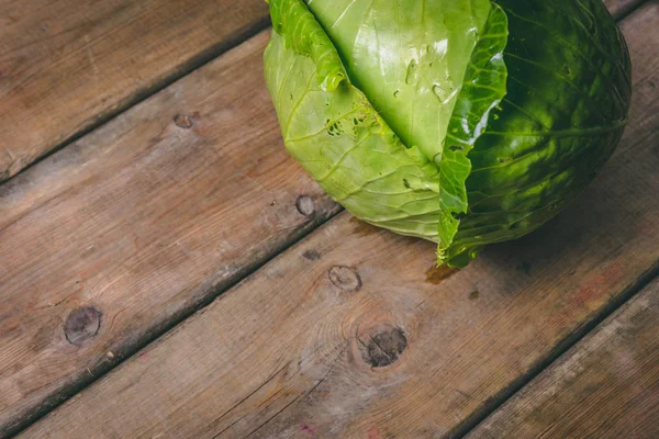 Ahşap rustik masada taze lahana. Boşluk Kopyala. Sağlıklı gıda