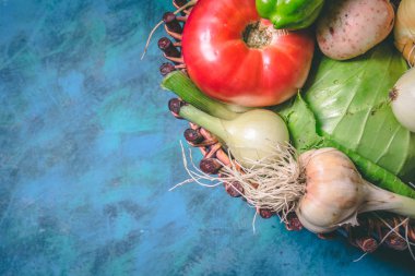 Domates, lahana, soğan, patates, biber, sarımsak, havuç ve pancar