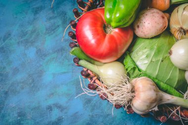 Domates, lahana, soğan, patates, biber, sarımsak, havuç ve pancar