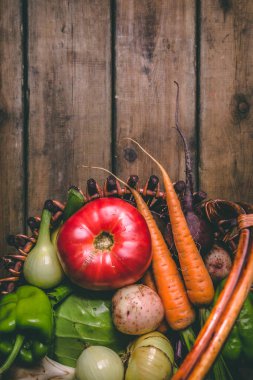 Domates, soğan, patates, biber, sarımsak, havuç ve pancar. Vege